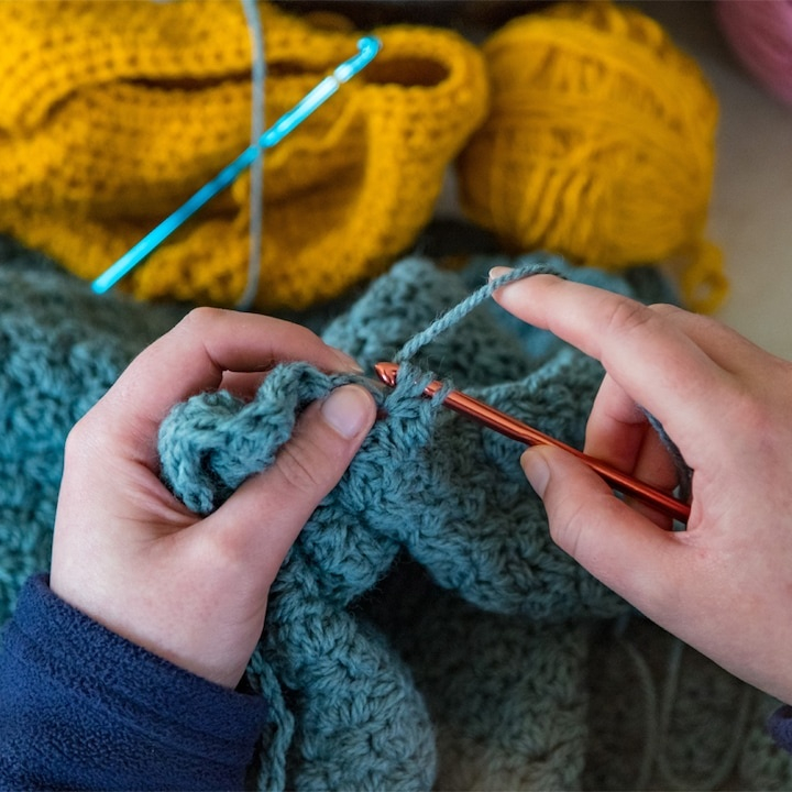 Set de crosetat 100 piese, ace din aluminiu si inox, accesorii complete, husa organizatoare inclusa, ideal pentru incepatori si avansati, multicolor [11]