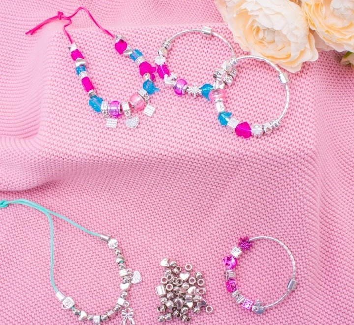 Set pentru creat bratari si lantisoare pentru copii, cu pandantive, margele si accesorii pentru bijuterii, multicolor, aproximativ 110 elemente [4]
