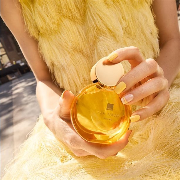 Set pentru dama, apa de parfum Far Away Shine, Ruj Avon Luxe Lustering Nude si insigna Dactylion cu mesaj motivational [3]