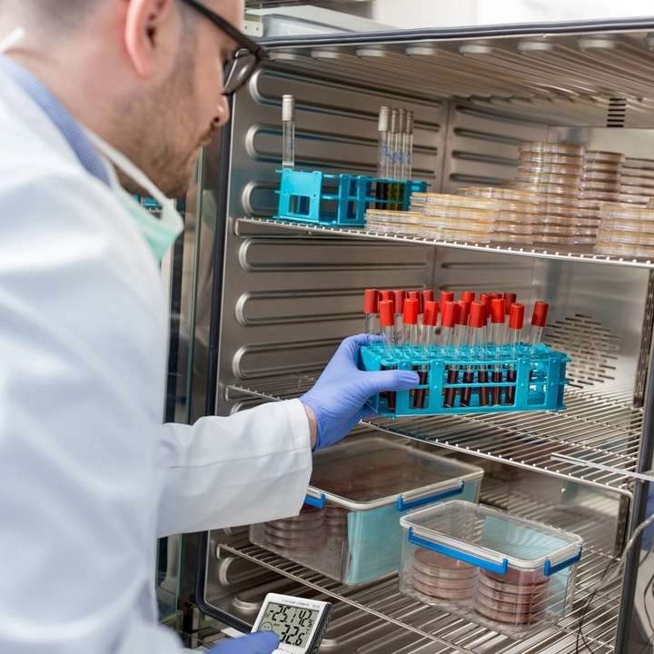 Statie meteo digitala cu ecran LCD – termometru si higrometru precis, montare magnetica, design compact, alb [6]