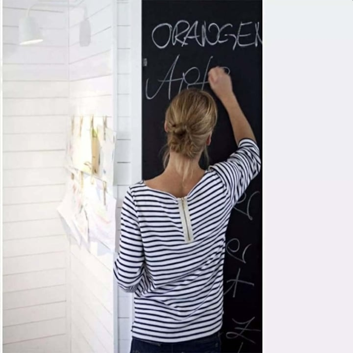 Tabla adeziva neagra pentru scris si desenat, 200 x 45 cm, cu folie autoadeziva tip tabla de scris si 5 x crete colorate, ideala pentru scoala, acasa sau restaurant [7]