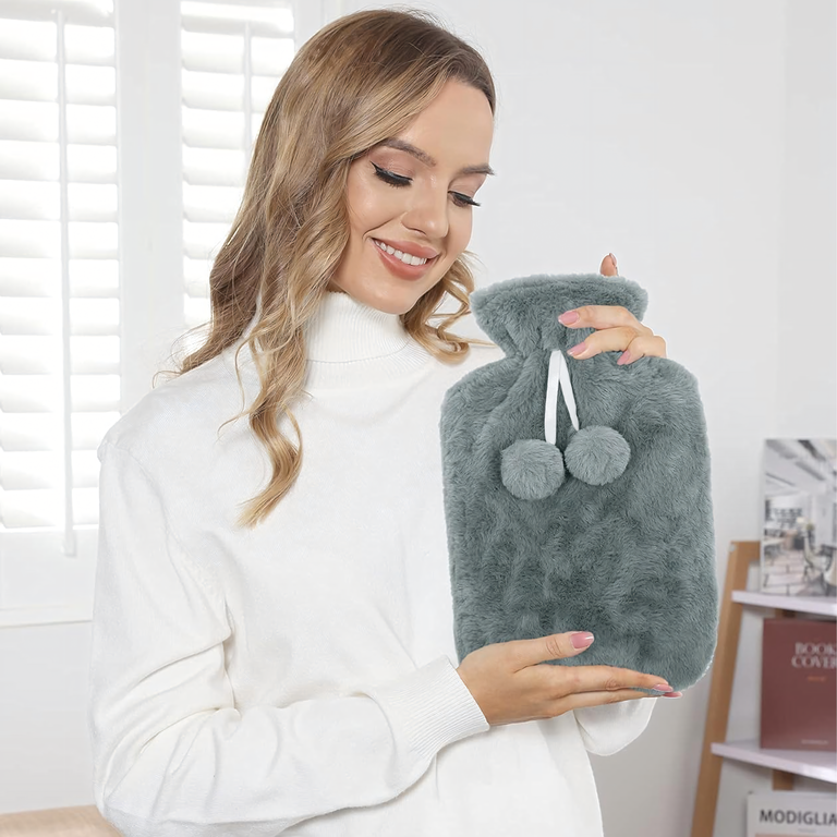 Termofor gri 0,5 L, 23,5 x 12,5 cm, sticla pentru apa calda cu husa pufoasa si pompoane, reutilizabil pentru incalzire si confort [8]