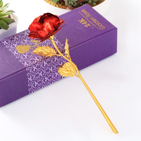 Trandafir rosu suflat cu aur 24k, realizat din material plastic cu reflexii si aspect de diamant,ambalat in cutie eleganta. [3]
