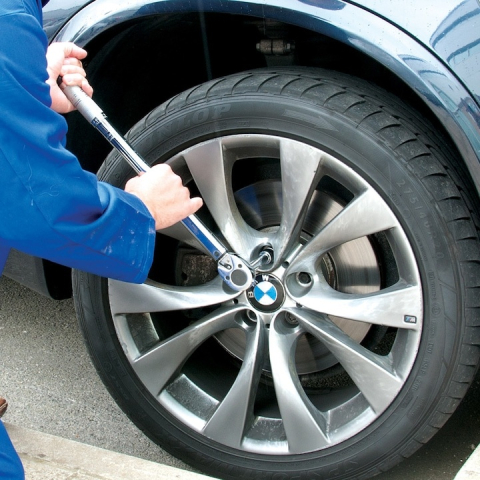 Set cheie dinamometrica cu clichet, reglabila 28-210 Nm, otel/crom, 1/2 inch, lungime 46.5 cm, 3 tubulare 17/19/21 mm, manusi, carcasa [3]