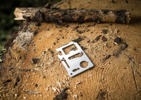 Unealta multifunctionala tip card pentru drumetii si supravietuire [3]