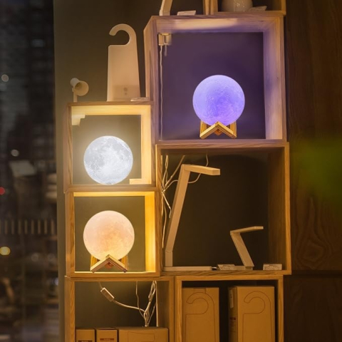 Lampa de veghe LED, luna 3D, multicolor, stand plastic, alimentare cu baterii, portabila, decorativa, diametru 8 cm [2]
