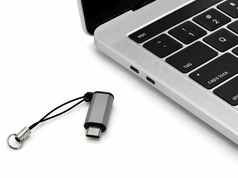 Adaptor gri Lightning la USB-C, convertor compact cu carcasa metalica, snur si inel tip breloc, pentru conectarea dispozitivelor si accesoriilor compatibile [1]
