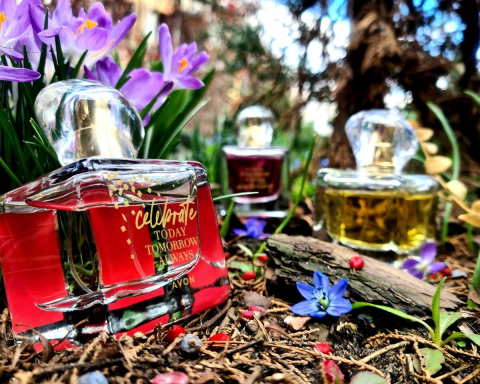 Apă de parfum Avon Celebrate Today Tomorrow Always 50 ml – floral-fructată pentru femei, cu note de neroli, trandafir și mosc, un parfum delicat și luminos, dedicat bucuriei de a trăi și iubirii auten [5]