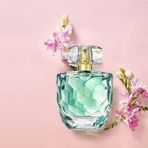 Apă de parfum Avon Eve Truth 50 ml – floral, fructată pentru femei, cu note de rodie, cassis, bujor și cedru, ideală pentru purtare zilnică și momente pline de feminitate [1]