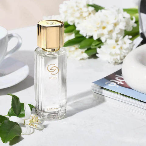 Apa de parfum Giordani Gold White pentru femei cu aroma florala luminoasa si note elegante, sticla cu accente aurii, ideala pentru rafinament zilnic si ocazii speciale [2]