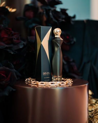 Apă de parfum Oriflame Divine Dark Velvet 50 ml – mister, senzualitate și eleganță într-o aură de catifea întunecată [1]