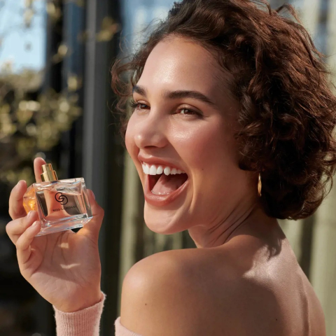 Apa de parfum Oriflame Giordani Gold Miss Giordani pentru femei 50 ml, aroma floral fructat lemnoasa, neroli milanez, mango si lemn de santal [3]