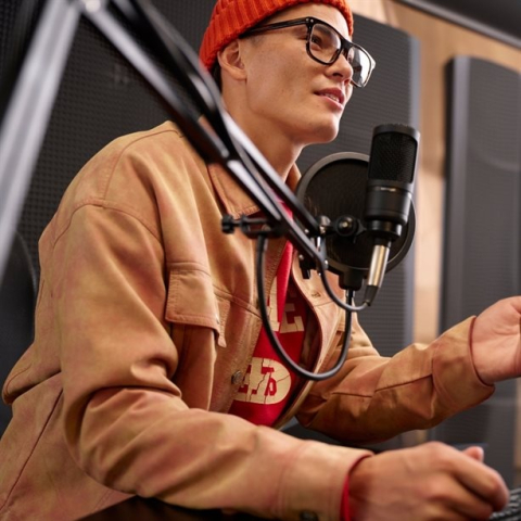 Apă de toaletă Avon Black Suede Charm pentru bărbați 100 ml – parfum lemnos-condimentat cu note de cardamom, ghimbir și piele de căprioară, pentru bărbatul elegant și rafinat [2]