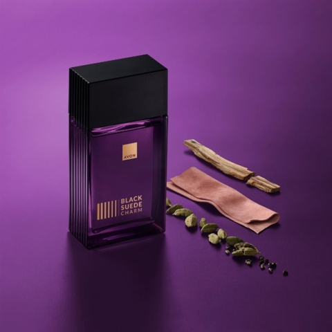 Apă de toaletă Avon Black Suede Charm pentru bărbați 100 ml – parfum lemnos-condimentat cu note de cardamom, ghimbir și piele de căprioară, pentru bărbatul elegant și rafinat [1]