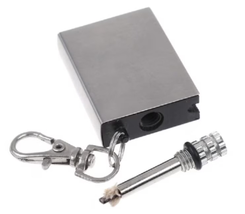 SPORT ȘI ACTIVITĂȚI - Aprinzator foc metalic tip breloc reutilizabil 5x3 cm compact pentru camping si supravietuire argintiu