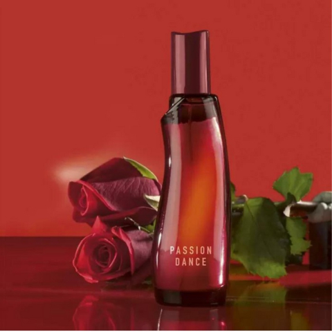 Avon Passion Dance 50 ml – apa de toaleta floral-orientala pentru femei, cu note de mandarina, iasomie, trandafir, mosc si lemn de santal. Un parfum senzual si vibrant, perfect pentru femeia pasionala [3]