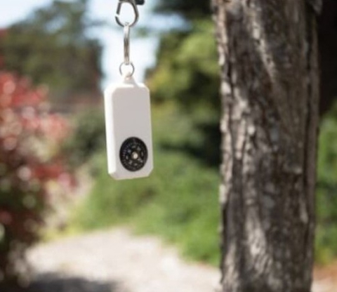 Breloc chei cu busola integrata, alb, plastic rezistent, inel metalic, 9x3x0.6 cm, accesoriu orientare si organizare [3]