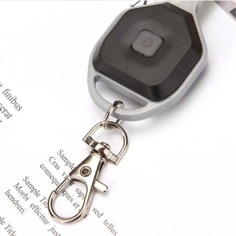 Breloc cheie cu lumina LED, 7 becuri, 2 trepte de intensitate, 8 cm, plastic rezistent, baterii incluse – iluminare practica si sigura oriunde te afli [1]