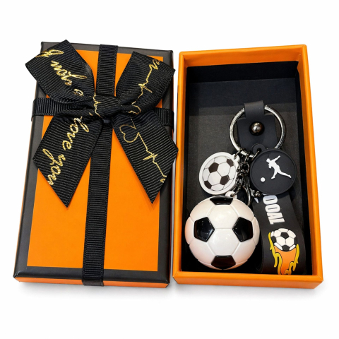 Breloc fotbal alb-negru cu minge 3D si pandantive decorative, curea flexibila, cutie cadou [6]