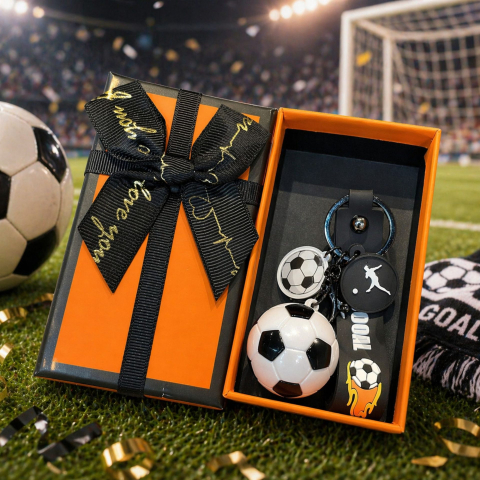 Breloc fotbal alb-negru cu minge 3D si pandantive decorative, curea flexibila, cutie cadou [4]