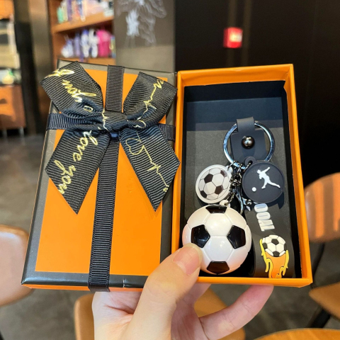 Breloc fotbal alb-negru cu minge 3D si pandantive decorative, curea flexibila, cutie cadou [5]