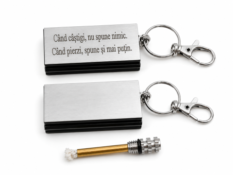 Breloc metalic gravat "Cand castigi, nu spune nimic. Cand pierzi, spune si mai putin.", accesoriu multifunctional cu fitil, argintiu, pentru chei, geanta, rucsac si activitati outdoor [3]