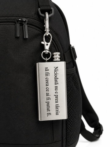 Breloc metalic multifunctional gravat "Niciodata nu e prea tarziu sa fii ceea ce ai fi putut fi.", cu rezervor reincarcabil si fitil, accesoriu EDC pentru camping, drumetii, chei si rucsac [1]