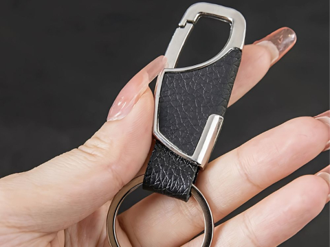 Breloc pentru chei, negru cu argintiu 8 x 2 cm, carabina metalica cu inchidere, insertie aspect piele si inel rotund pentru chei auto, casa sau birou [2]