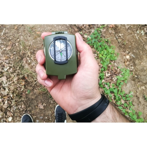 Busola militara cu capac de protectie, corp metalic, reper prismatic, cadran luminos, husa si snur incluse, ideala pentru drumetii si orientare in teren, verde militar [8]