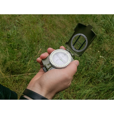 Busola militara cu capac de protectie, corp metalic, reper prismatic, cadran luminos, husa si snur incluse, ideala pentru drumetii si orientare in teren, verde militar [9]