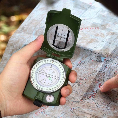 Busola militara cu capac de protectie, corp metalic, reper prismatic, cadran luminos, husa si snur incluse, ideala pentru drumetii si orientare in teren, verde militar [3]