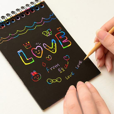Caiet creativ cu file razuibile, Roz deschis, 14.2 x 9.8 cm, Scratch Art Rainbow, 12 file, cartoane negre, creion din lemn inclus pentru desen si joaca [2]