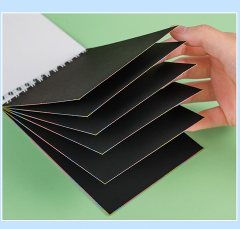 Caiet creativ negru si albastru cu 12 file razuibile, efect curcubeu, creion din lemn [1]