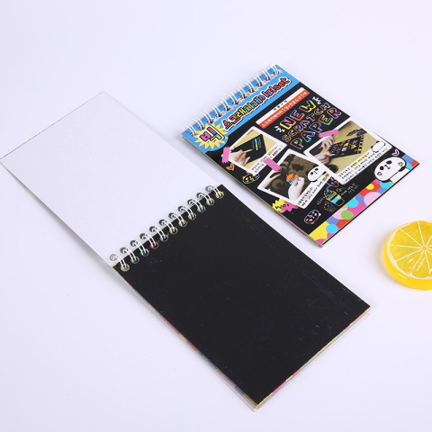 Diverse accesorii papetarie - Caiet creativ negru si albastru cu 12 file razuibile, efect curcubeu, creion din lemn