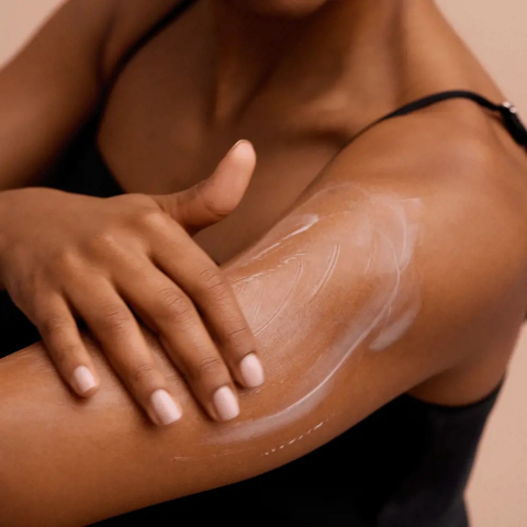 Crema de corp parfumata Oriflame Giordani Gold Essenza Supreme 250 ml cu infuzie florala alba si note ambrate, hidratare luxoasa [3]