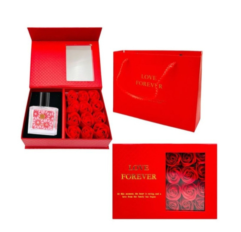 Parfumuri femei - Cutie cadou Love Forever cu 12 trandafiri de sapun si apa de parfum Avon Lov u pentru femei 30 ml, cadou elegant si rafinat