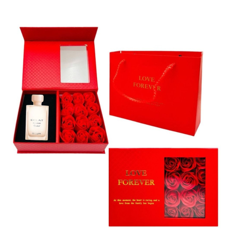 PARFUMURI & SETURI - Cutie cadou Love Forever cu 12 trandafiri de sapun si apa de toaleta Oriflame Eclat Femme Weekend pentru femei 50 ml, cadou elegant si rafinat