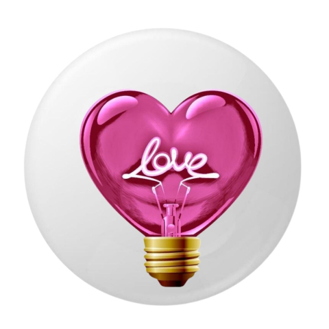 Insigna metalica rotunda 58 mm, model bec in forma de inima roz cu text Love, sistem prindere ac siguranta