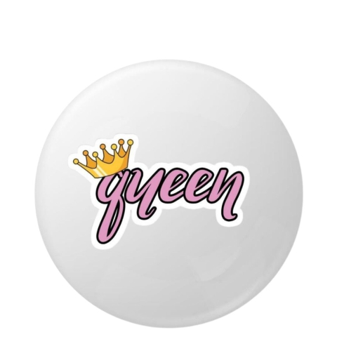 Insigna metalica rotunda 58 mm model Queen cu coroana aurie stil modern