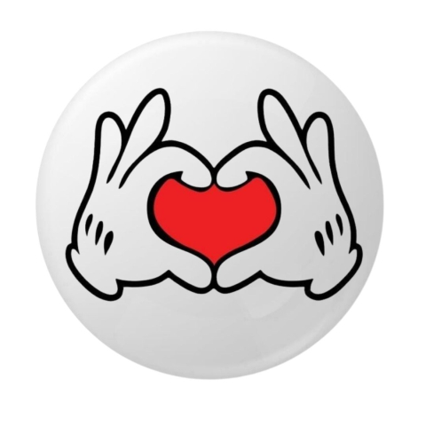 Insigna rotunda cu maini in forma de inima si simbol rosu central, 58 mm, prindere cu ac metalic