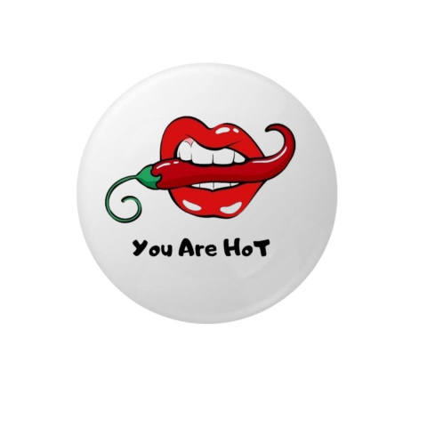 Insigna rotunda cu mesaj You Are Hot si model buze cu ardei iute, 58 mm, prindere cu ac metalic