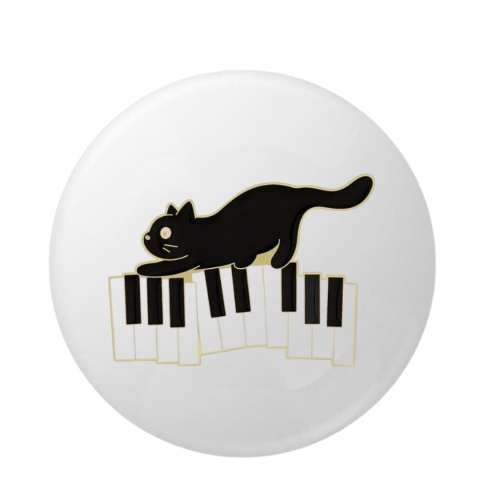 Insigna rotunda cu pisica neagra pe clape de pian, 58 mm, prindere cu ac metalic