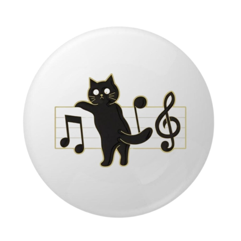 Insigna rotunda cu pisica si note muzicale, 58 mm, prindere cu ac metalic