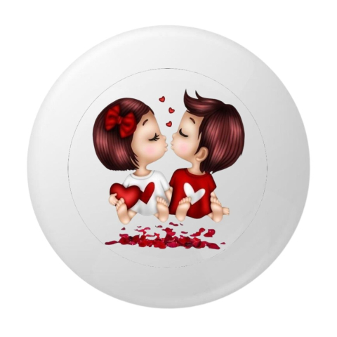 PAPETARIE & BIROTICA - Insigna rotunda cuplu copii indragostiti, 58 mm, model romantic cute cu prindere ac