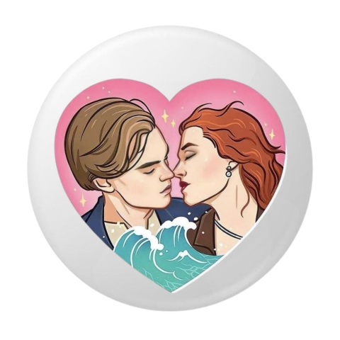 PAPETARIE & BIROTICA - Insigna rotunda cuplu indragostit in inima roz, design romantic ilustrat, 58 mm, prindere cu ac