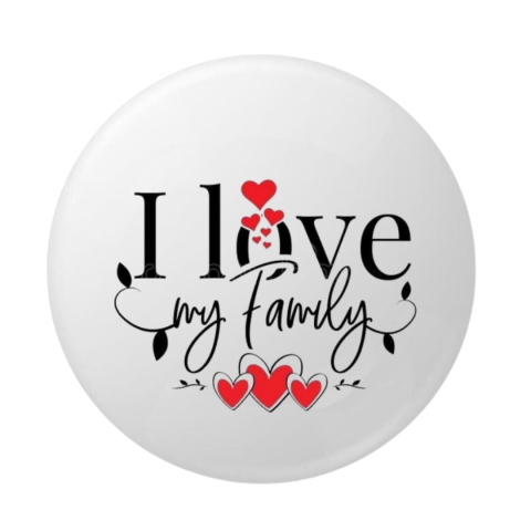 Insigne - Insigna rotunda I love my family 58 mm, model alb cu inimioare rosii si mesaj decorativ