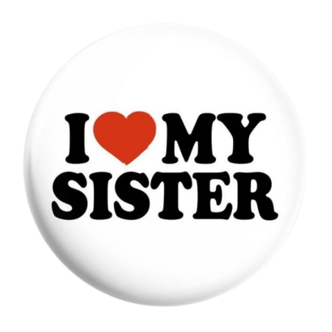 Insigne - Insigna rotunda I Love My Sister, 58 mm, fundal alb, inimioara rosie, ac metalic