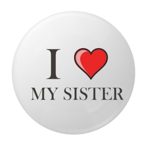 Insigna rotunda I Love My Sister, 58 mm, fundal alb, inimioara rosie, ac metalic