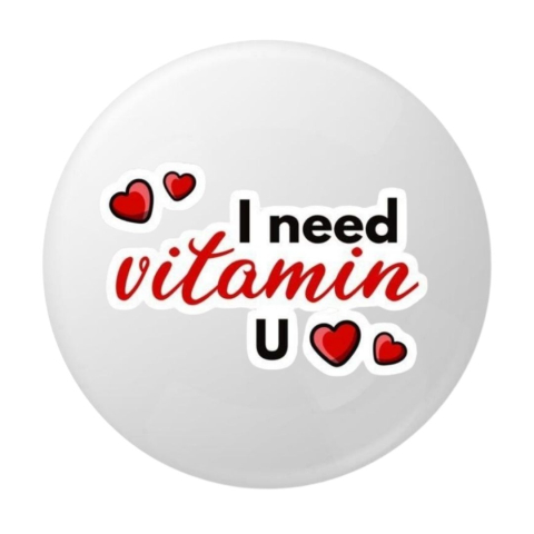 PAPETARIE & BIROTICA - Insigna rotunda I Need Vitamin U, mesaj romantic amuzant cu inimioare, 58 mm, prindere cu ac metalic
