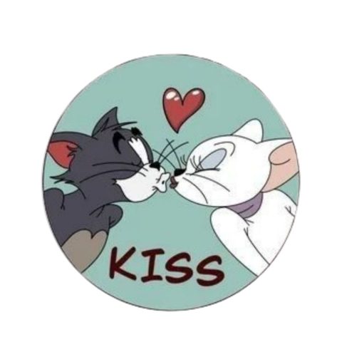 Insigna rotunda Kiss cu pisici indragostite si inima rosie, 58 mm, prindere cu ac